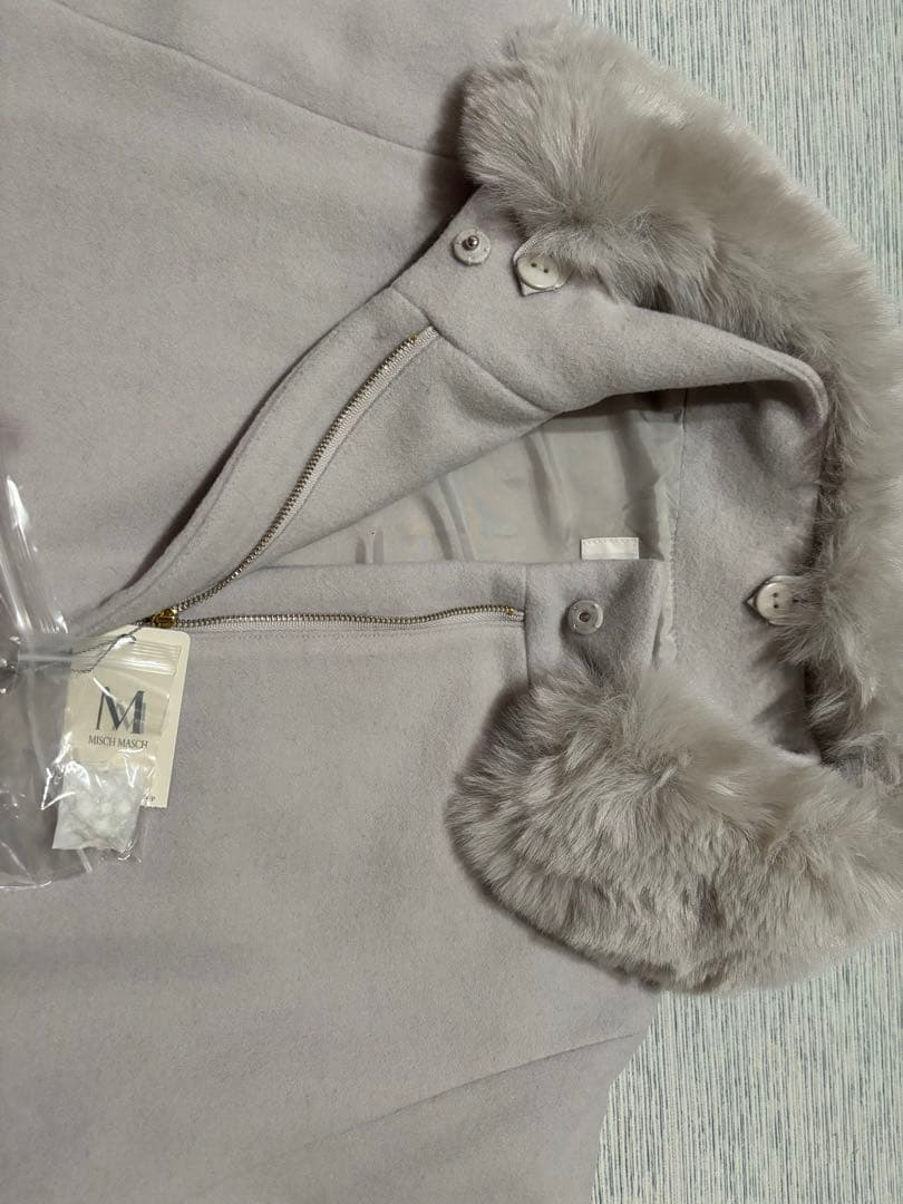 ブローチ付きポンチョコート