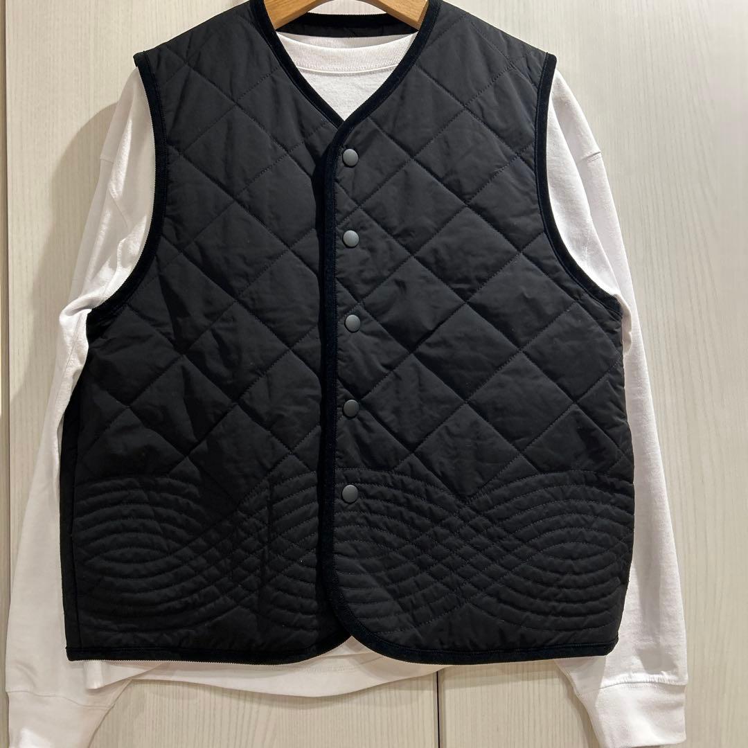 毎日着回したいキルティングベスト　北欧暮らしの道具店　ブラック　よしいちひろ