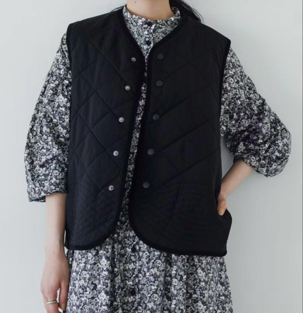 毎日着回したいキルティングベスト　北欧暮らしの道具店　ブラック　よしいちひろ