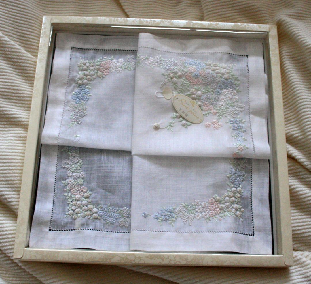 未使用品★ポアンポアン　ベトナム手刺繍　ハンカチ★淡い小花柄