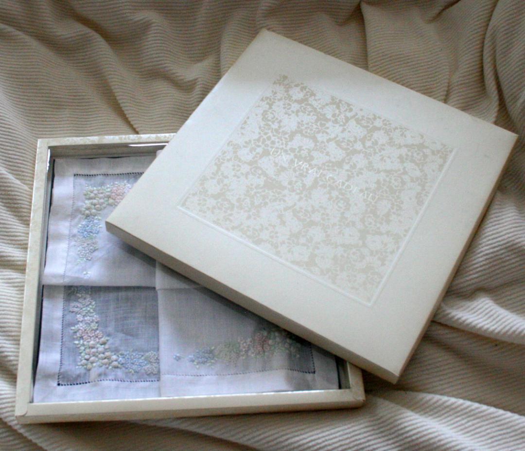 未使用品★ポアンポアン　ベトナム手刺繍　ハンカチ★淡い小花柄