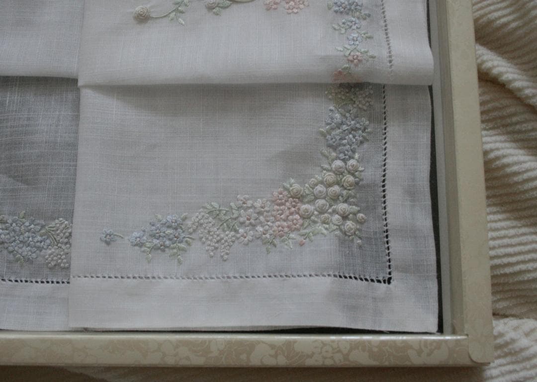 未使用品★ポアンポアン　ベトナム手刺繍　ハンカチ★淡い小花柄