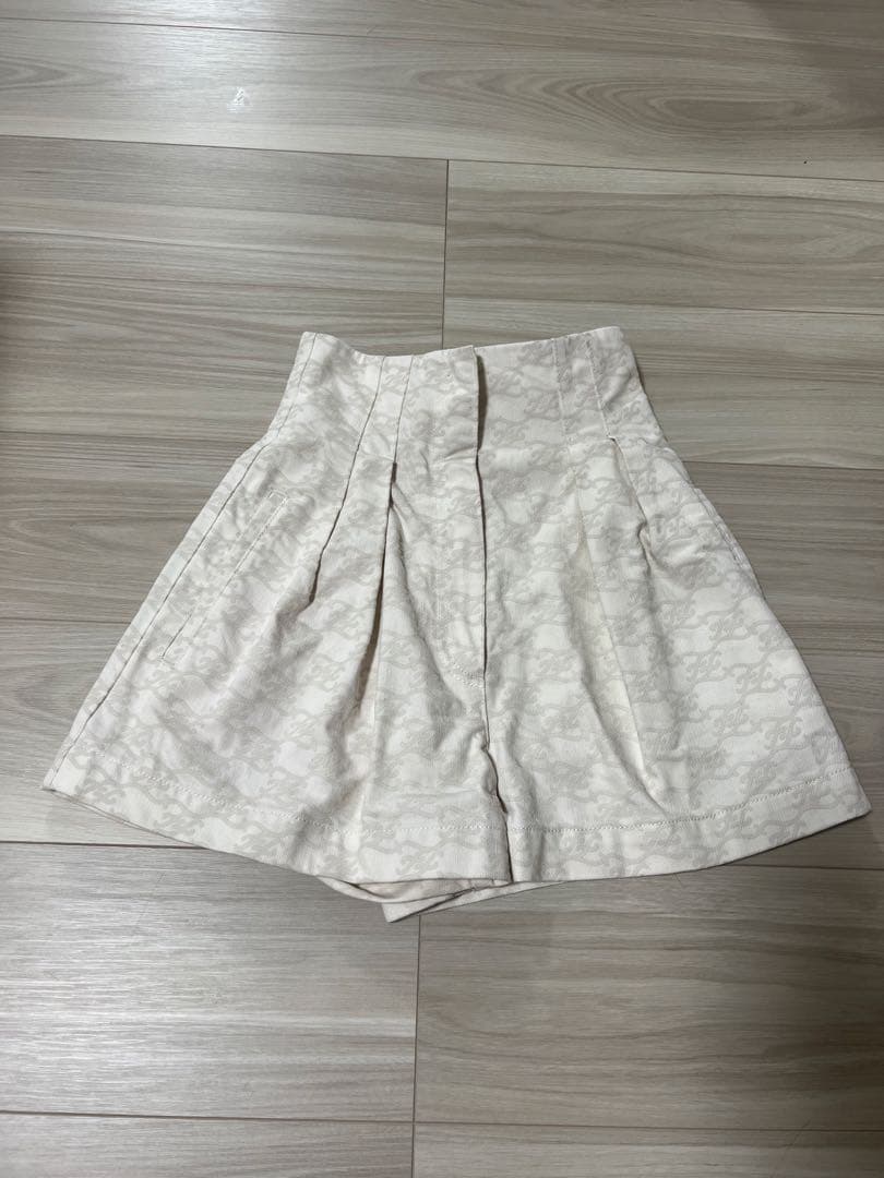 最終値下げFENDI プリーツショートパンツ ホワイト