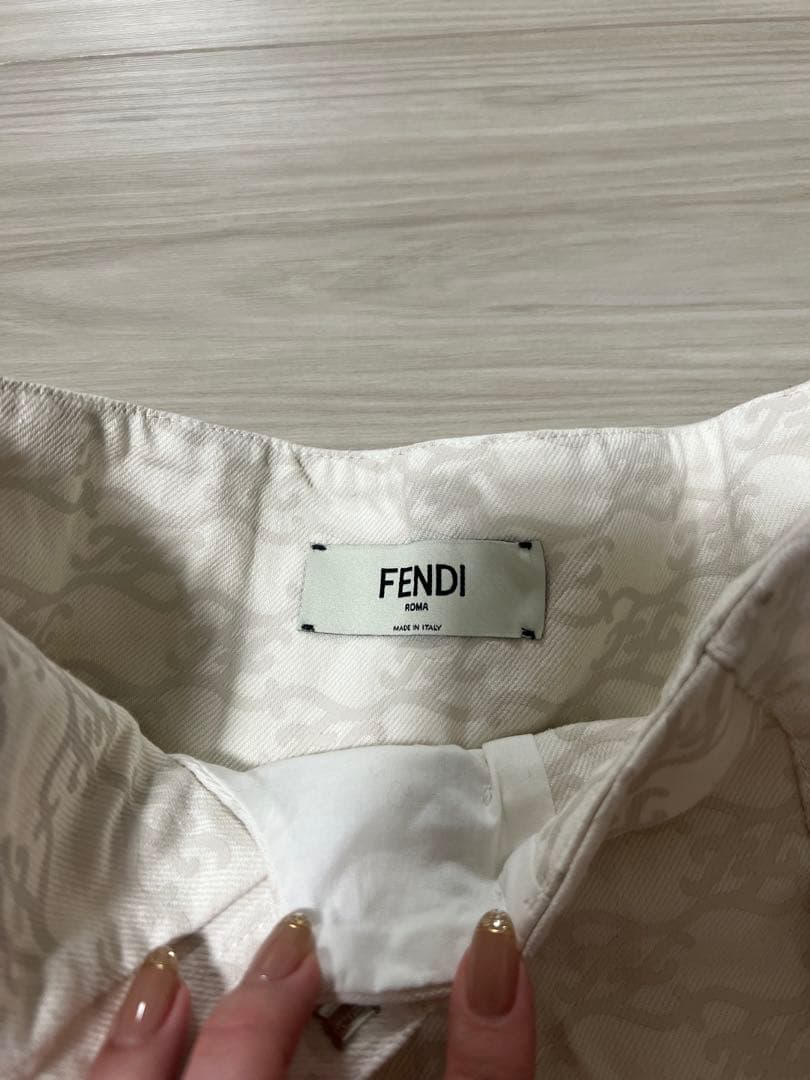 最終値下げFENDI プリーツショートパンツ ホワイト