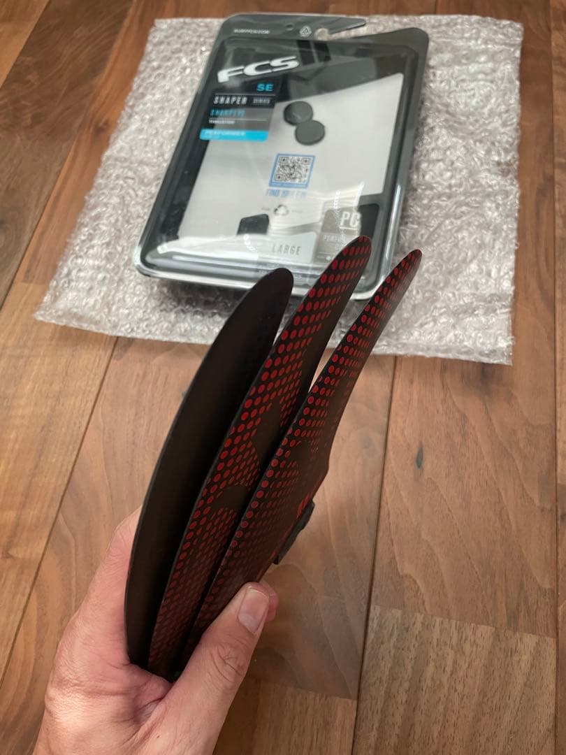 FCS II シャープアイ　サーフボードフィン 3枚セット ブラック/レッド