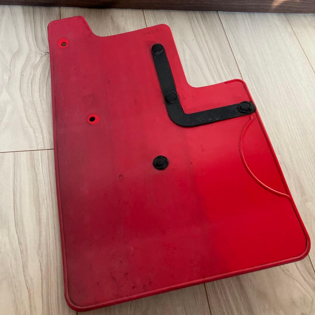 三菱デリカD5後期型　純正マッドフラップ(赤)