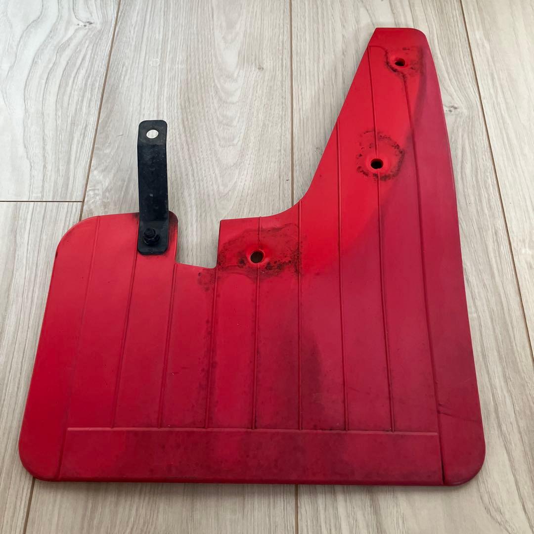 三菱デリカD5後期型　純正マッドフラップ(赤)