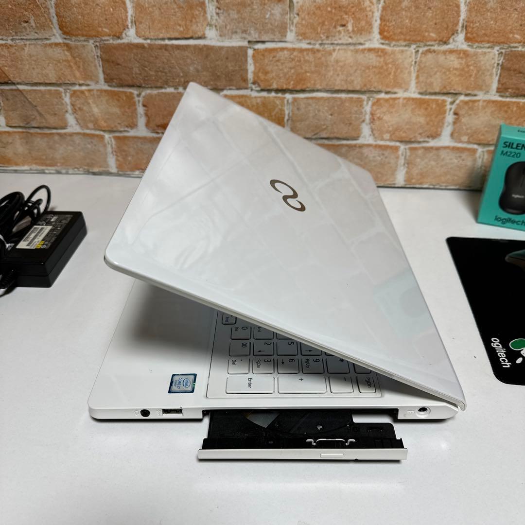 富士通 ノートPC Corei7 メモリ8GB Webカメラ　Win11 Pro