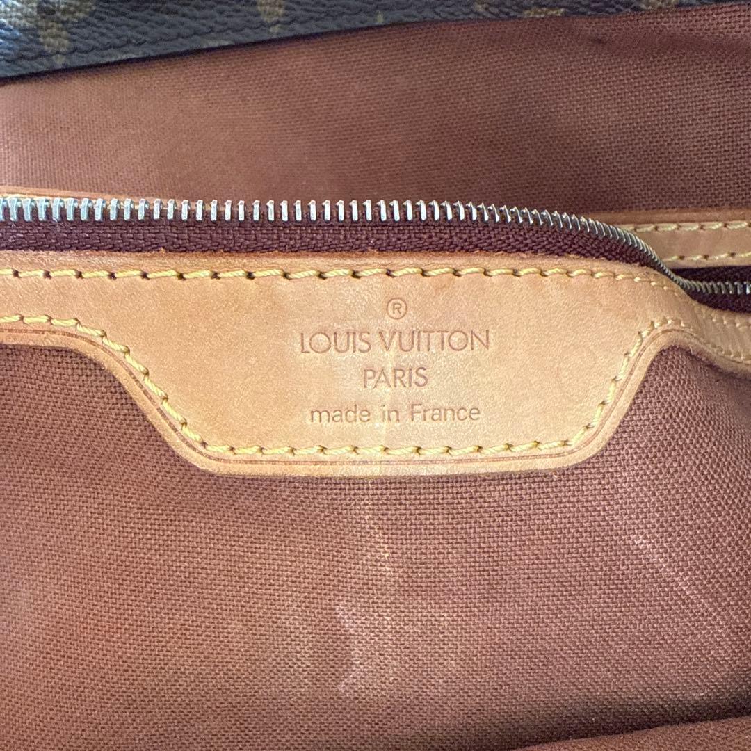 ルイ・ヴィトンのA4サイズも収納できる汎用性の高いトートバッグです。