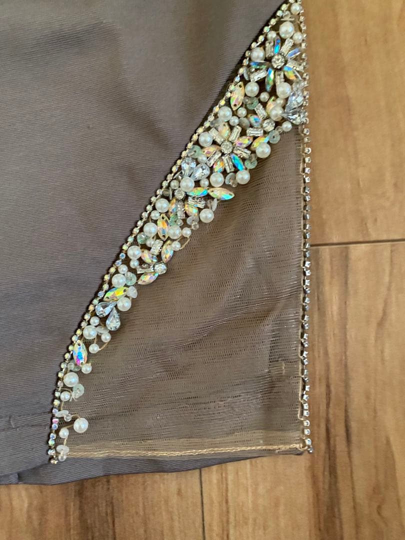 ビジューモチーフ付きタイトドレス　モカ　ブラウン　キャバドレス