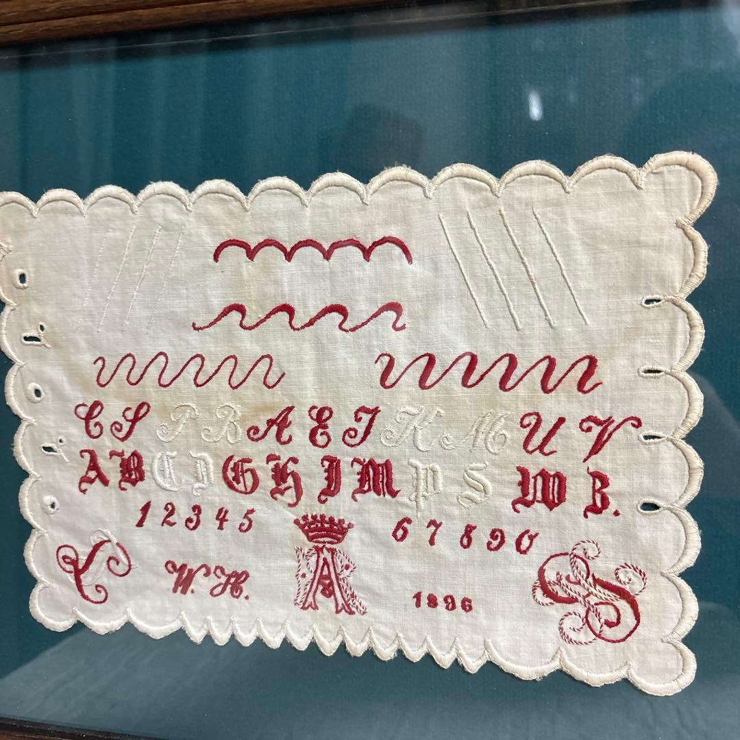 フランス　アンティーク　赤糸&白糸　サンプラー　刺繍　ガラス入り　額入り
