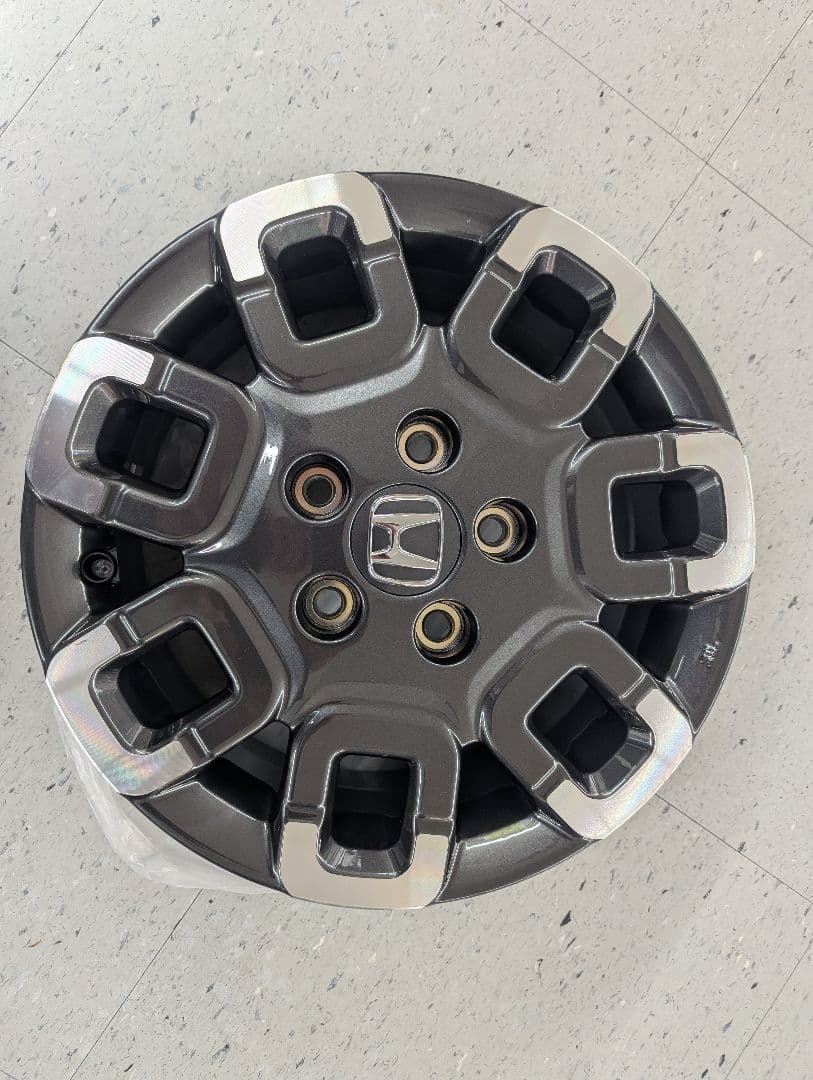 ホンダ　フリードe:HEV クロスター正ホイール４本セット(２個口)　新車外し①