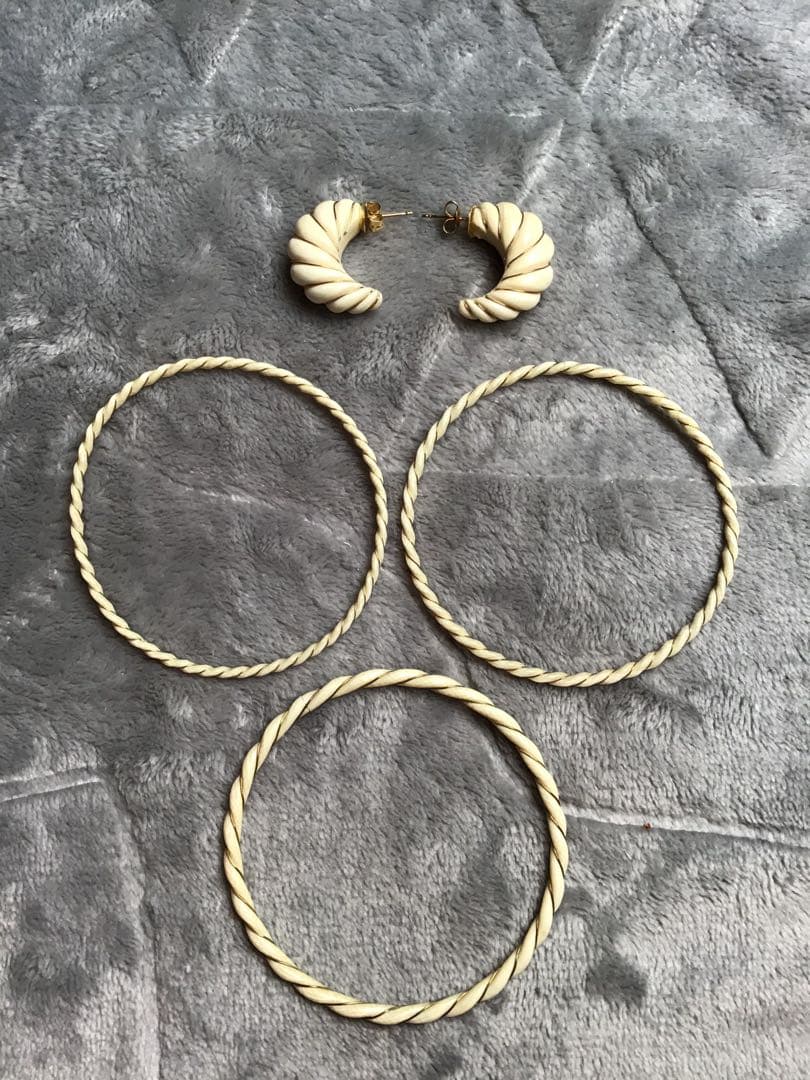 ビンテージ象牙調金巻きバングルとピアス