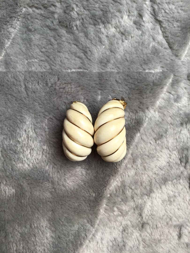ビンテージ象牙調金巻きバングルとピアス