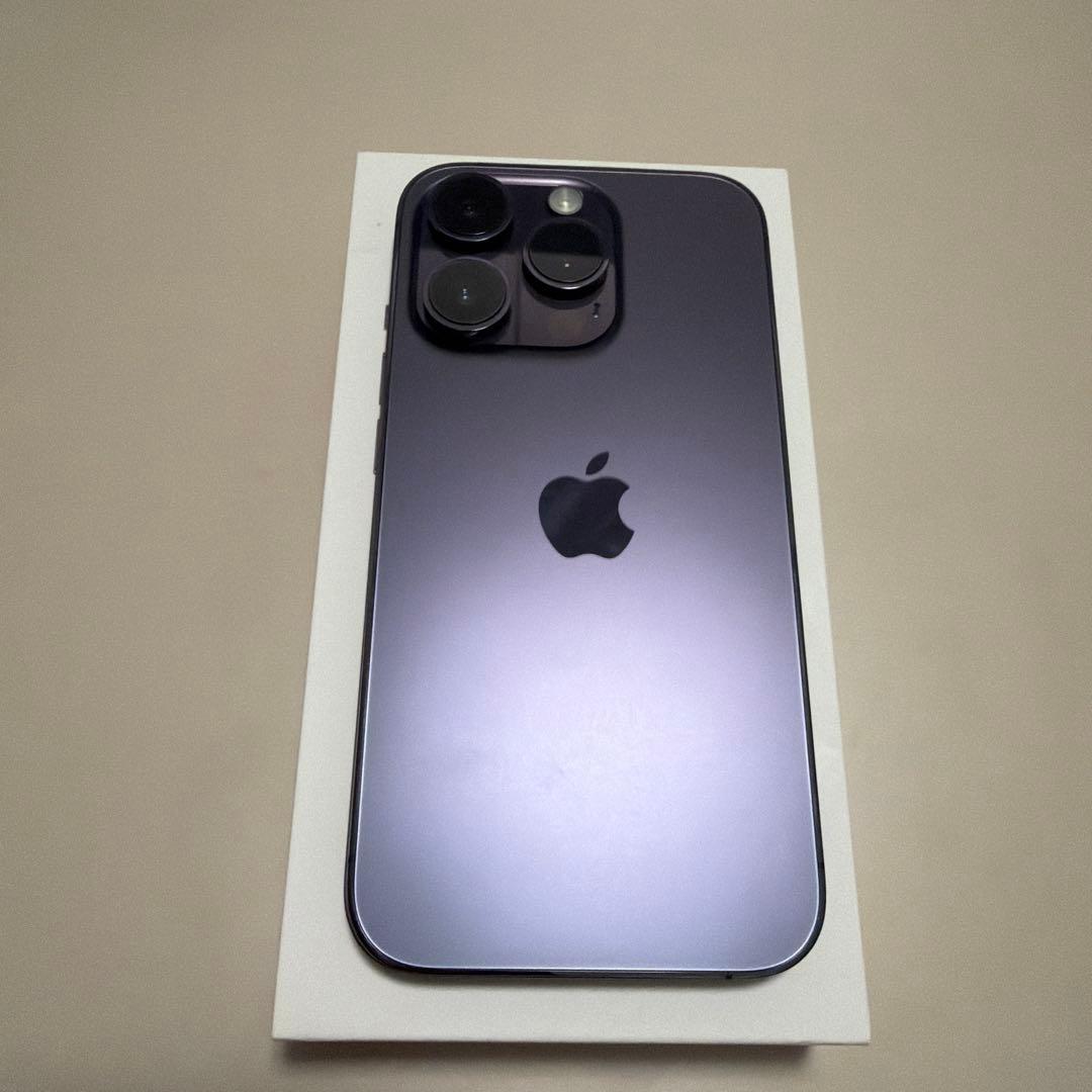 iPhone 14 Pro本体（MagSafe 対応ケース付き）