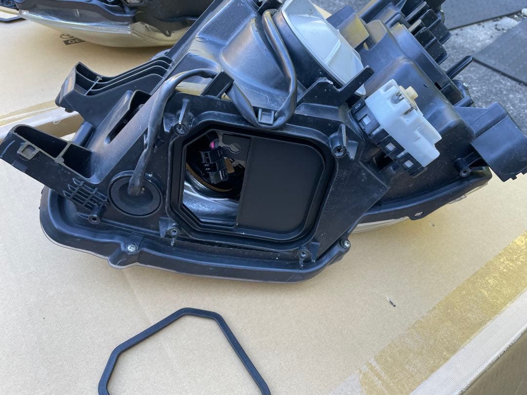 ヴォクシー 70ヘッドライト 左右　V8 zrr70