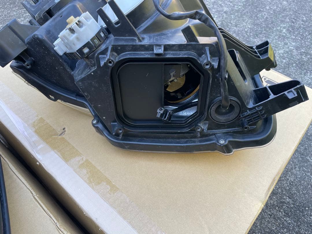 ヴォクシー 70ヘッドライト 左右　V8 zrr70