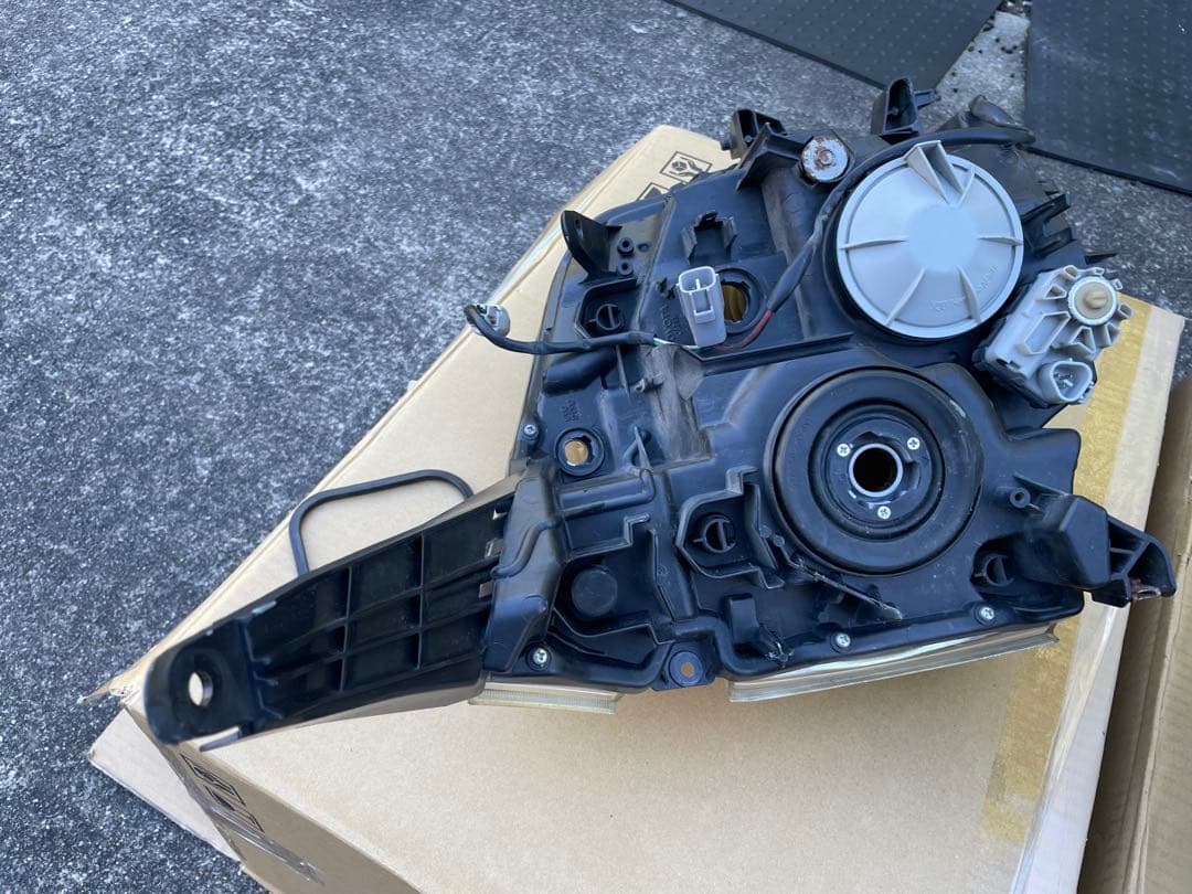 ヴォクシー 70ヘッドライト 左右　V8 zrr70