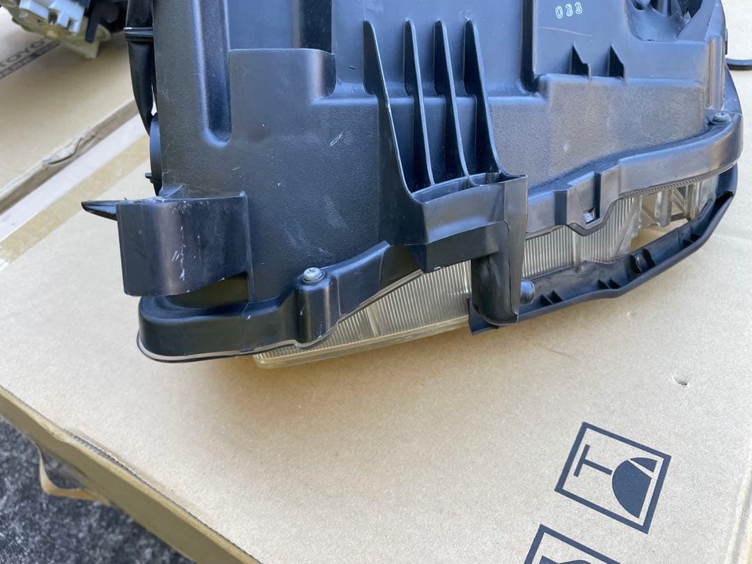 ヴォクシー 70ヘッドライト 左右　V8 zrr70