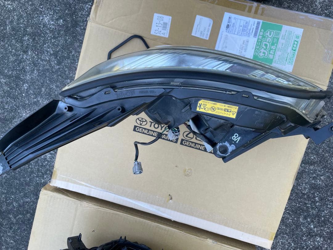 ヴォクシー 70ヘッドライト 左右　V8 zrr70