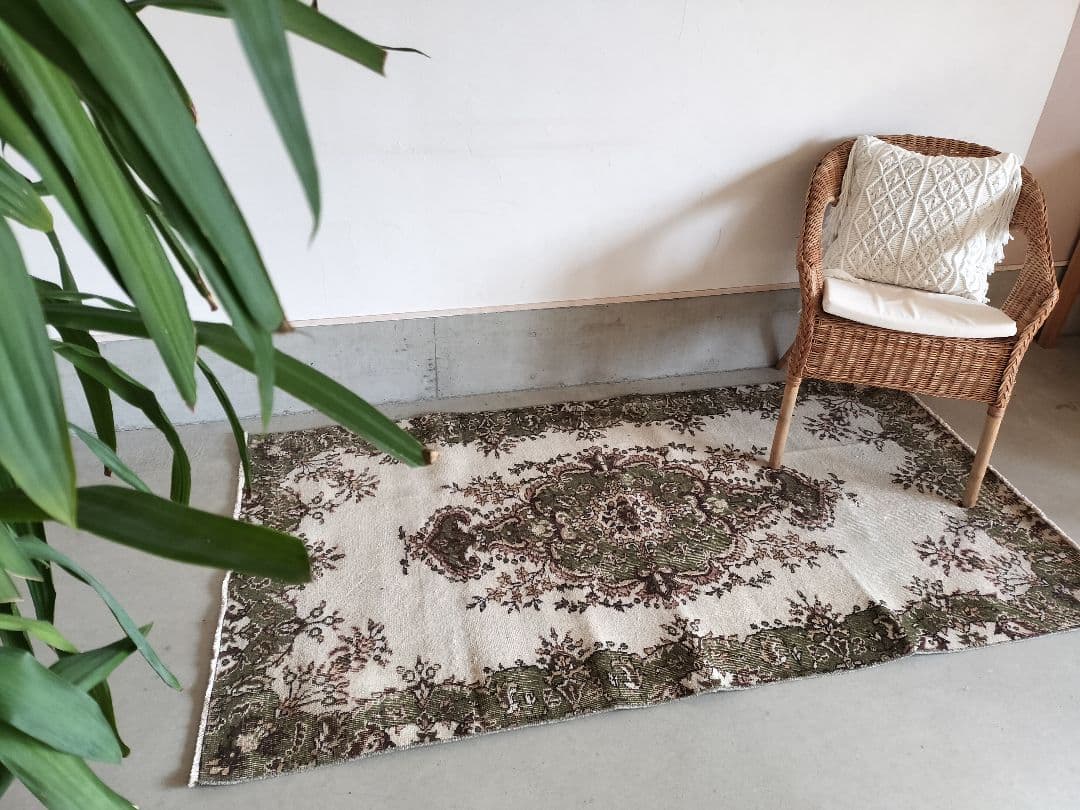 モスグリーンとベージュのヴィンテージトルコラグ　雅姫さんNo.728