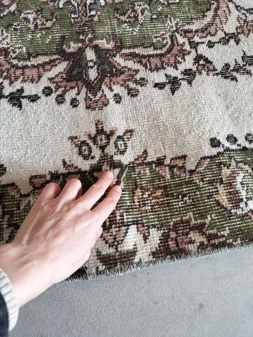 モスグリーンとベージュのヴィンテージトルコラグ　雅姫さんNo.728