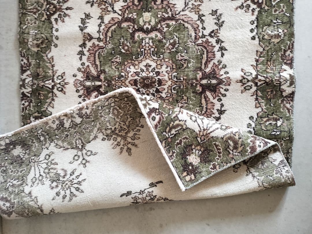 モスグリーンとベージュのヴィンテージトルコラグ　雅姫さんNo.728