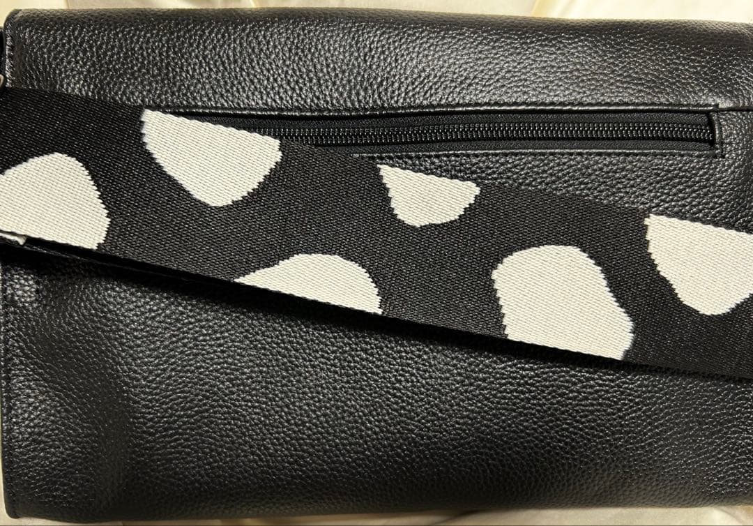 イアパピヨネ ワイド柄テープショルダーバッグ　ダルメシアン　ブラック