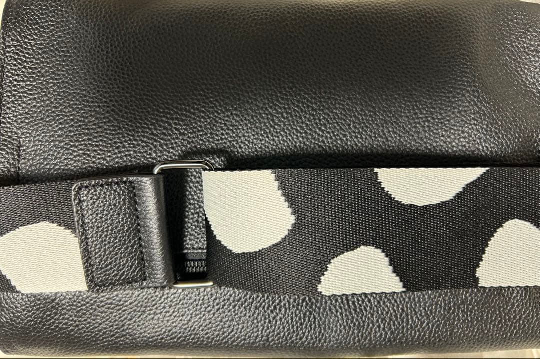 イアパピヨネ ワイド柄テープショルダーバッグ　ダルメシアン　ブラック