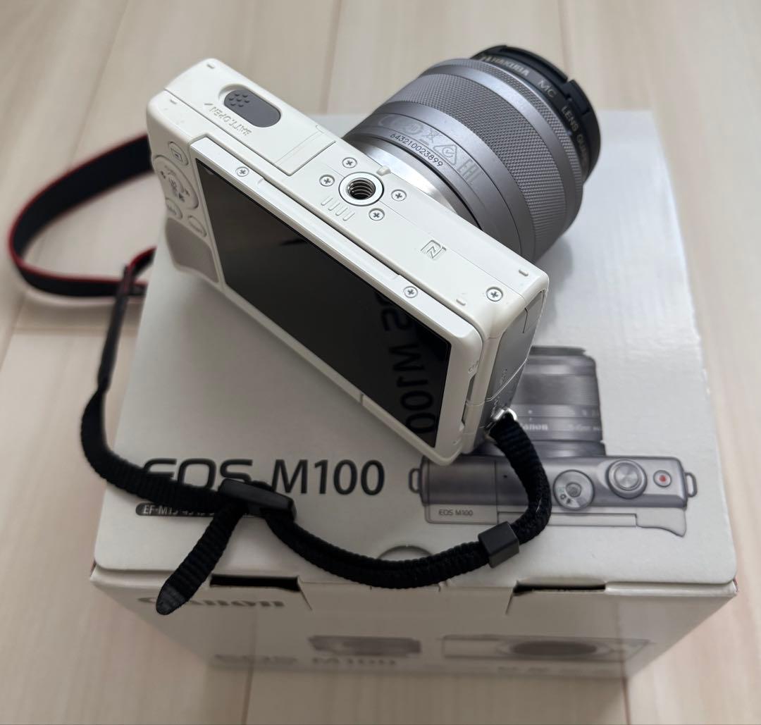 新品同様CANON EOS M100 レンズキット　＋カメラ用小物付き