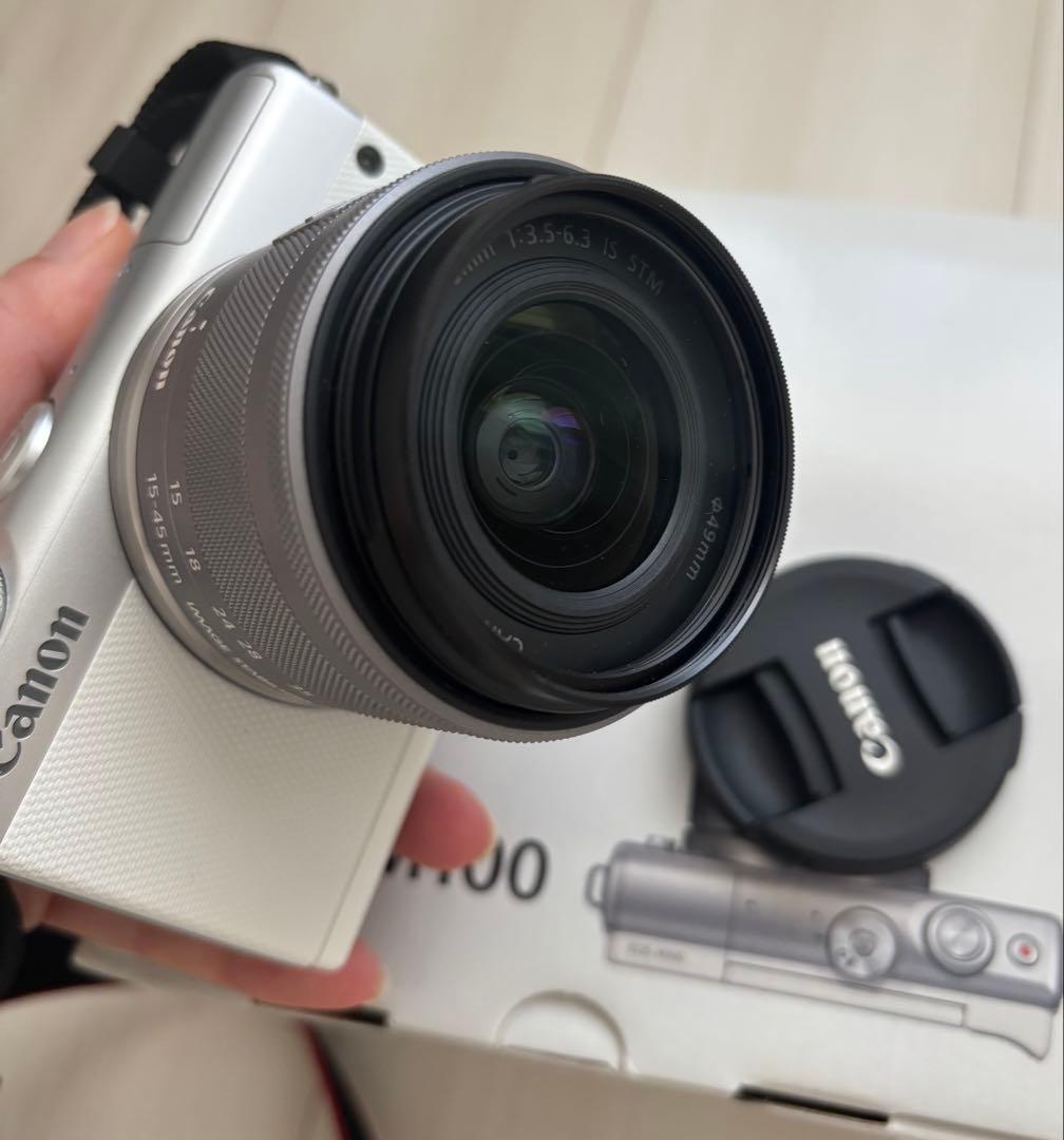 新品同様CANON EOS M100 レンズキット　＋カメラ用小物付き