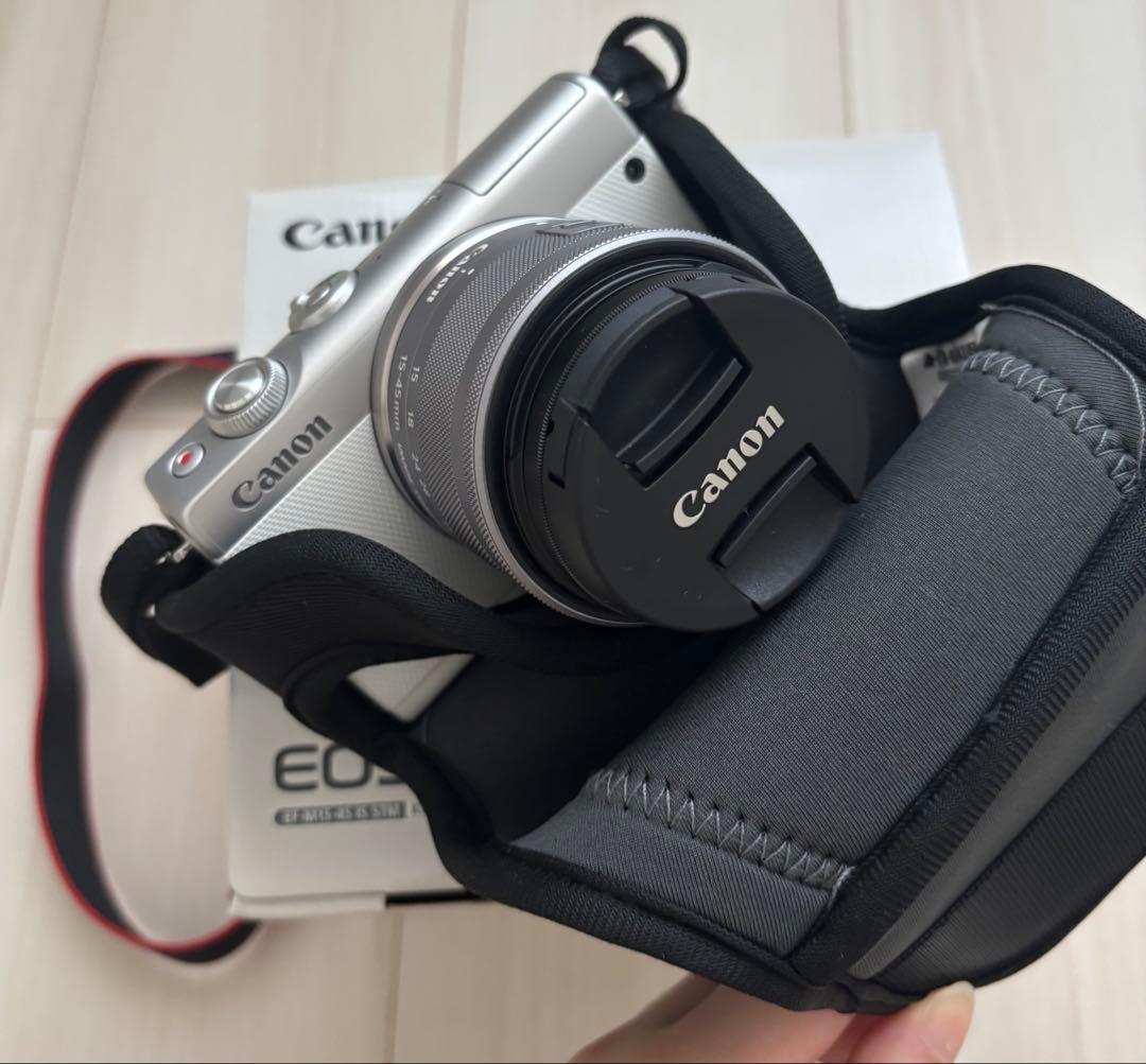 新品同様CANON EOS M100 レンズキット　＋カメラ用小物付き