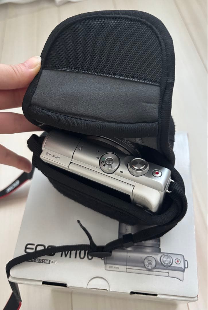 新品同様CANON EOS M100 レンズキット　＋カメラ用小物付き