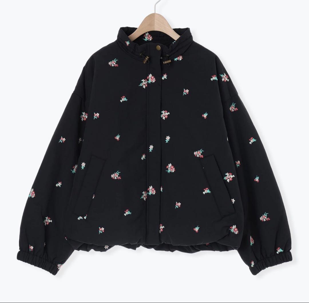 サマンサモスモスジャケット　小花総刺繍中綿ジャケット　花刺繍　ブラック