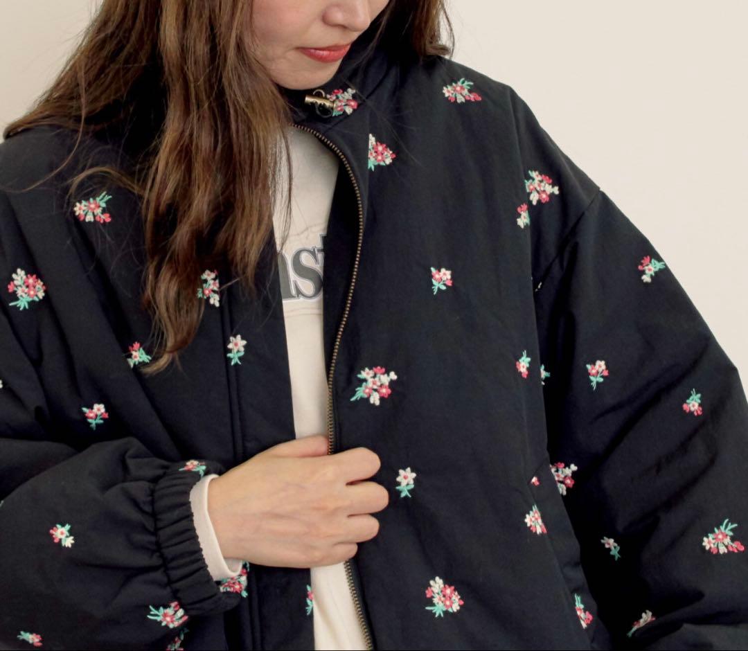 サマンサモスモスジャケット　小花総刺繍中綿ジャケット　花刺繍　ブラック