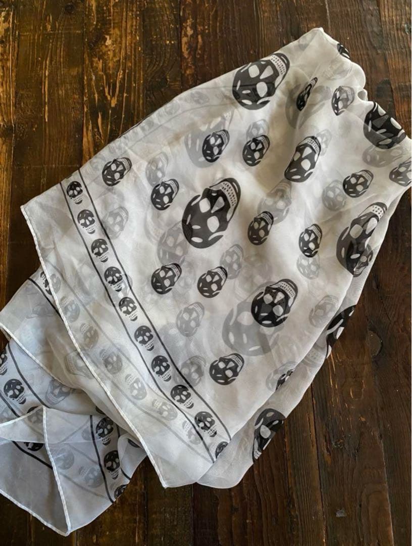 美品スカーフ　ALEXANER MQUEEN アレクサンダーマックイーン スカル