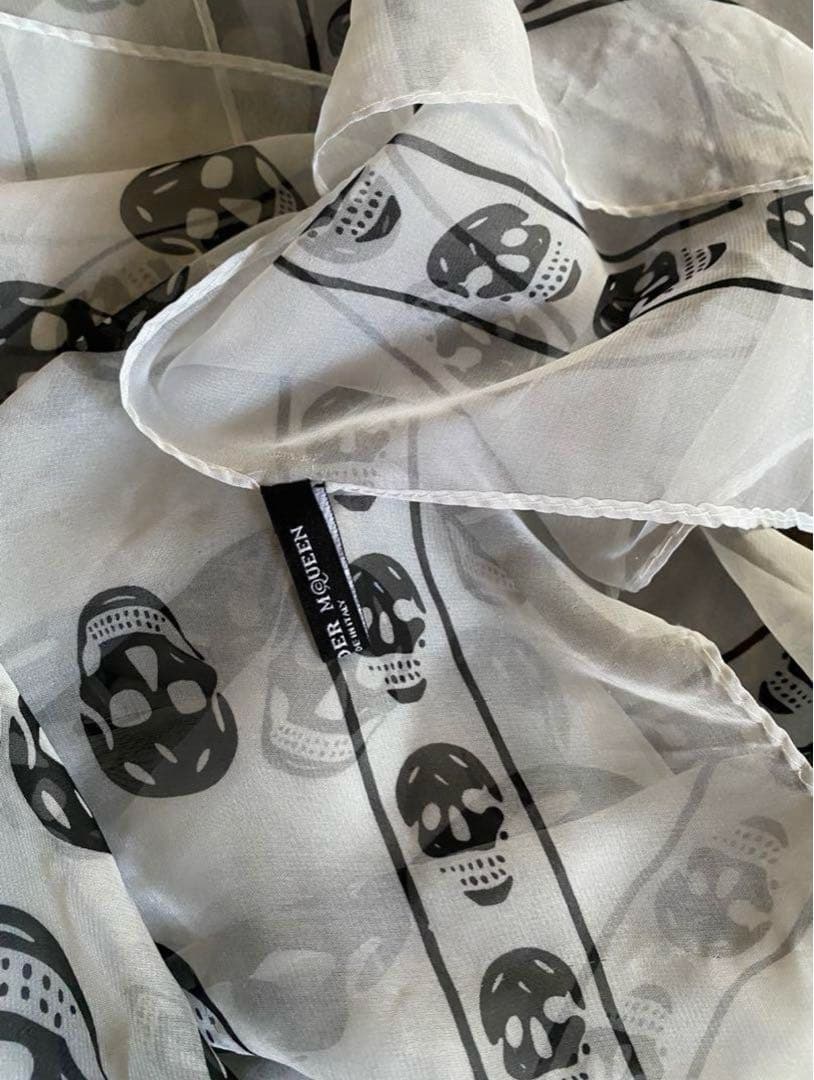 美品スカーフ　ALEXANER MQUEEN アレクサンダーマックイーン スカル