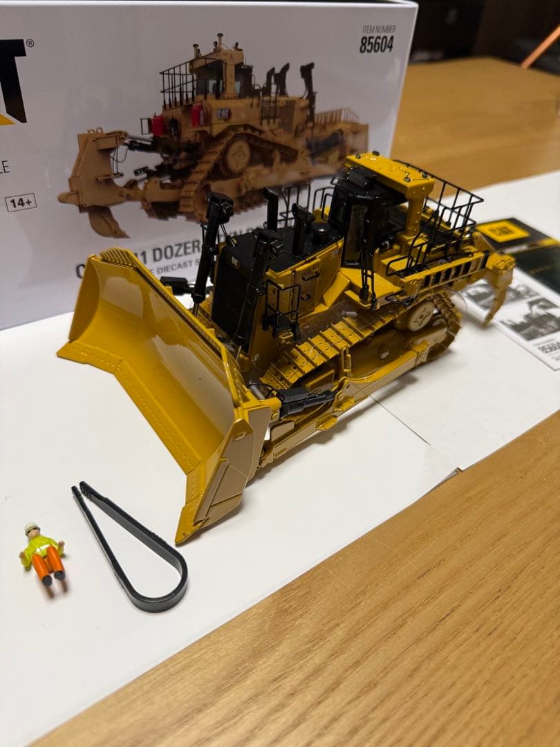 CAT D11 DOZER – TKN DESIGN 1:50スケール　建設機械
