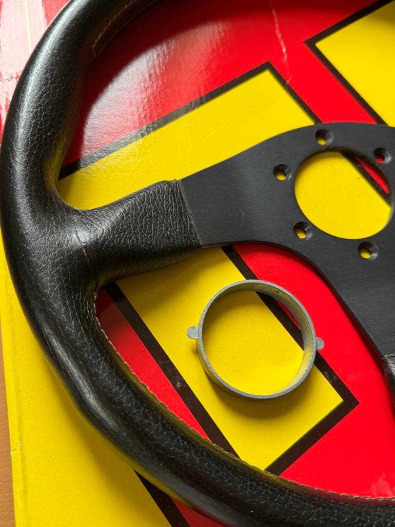 【中古】MOMO ステアリング 35Φ 本体 3スポーク 黒 ホーンボタン 外箱