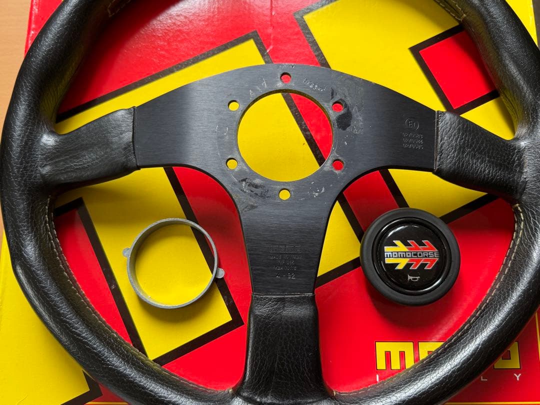 【中古】MOMO ステアリング 35Φ 本体 3スポーク 黒 ホーンボタン 外箱