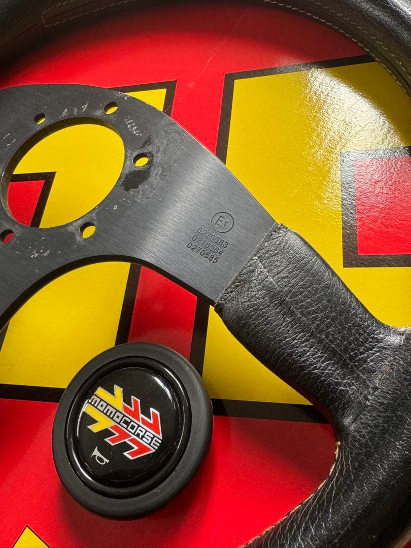 【中古】MOMO ステアリング 35Φ 本体 3スポーク 黒 ホーンボタン 外箱