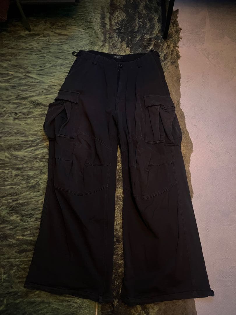BALENCIAGA ユニセックス ブラックカーゴパンツ