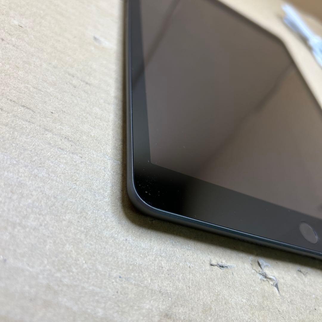 iPad (第８世代) Wi-Fi + セルラー　32GB スペースグレイ