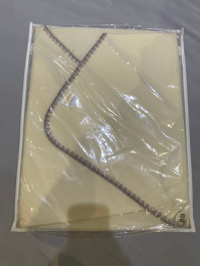 【エム】新品　ホワイトカシミアのひざ掛け　70×100cm