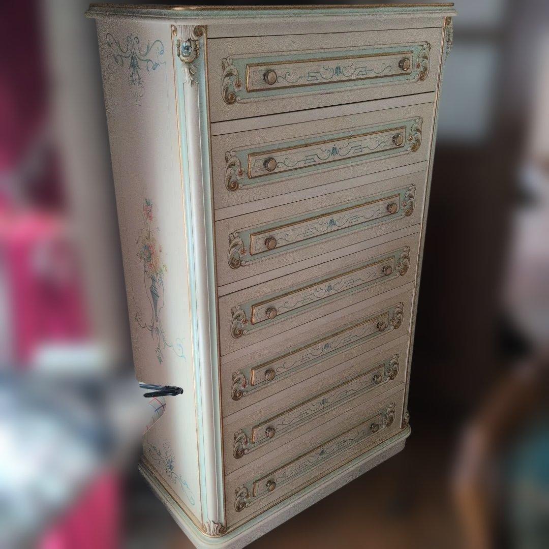 クリーム色の6段木製チェスト