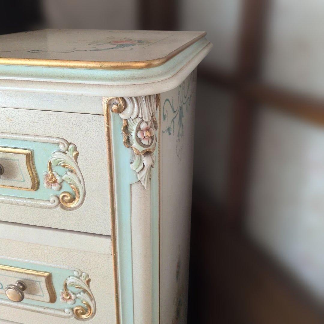 クリーム色の6段木製チェスト