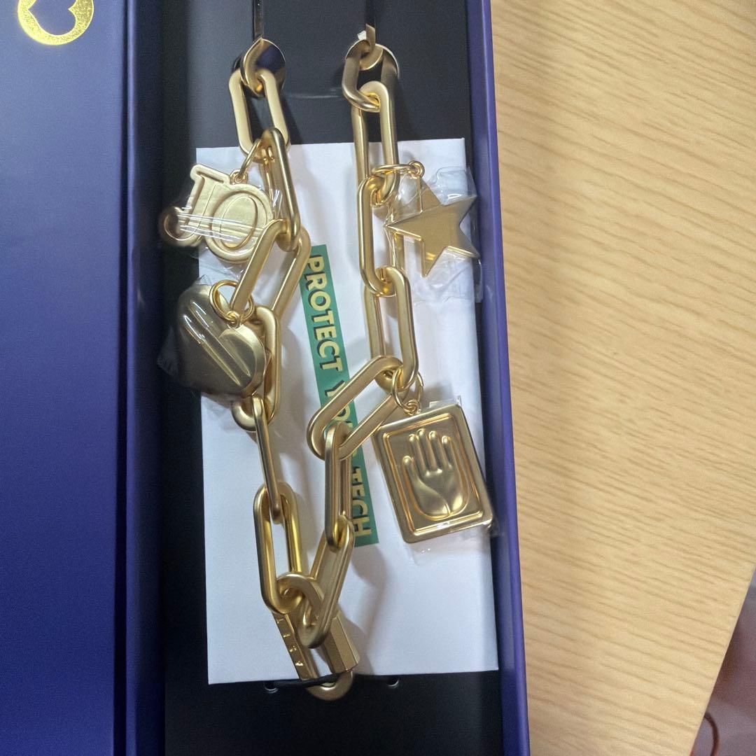 CASETIFY JOJO ゴールド チャーム付きアクセサリー