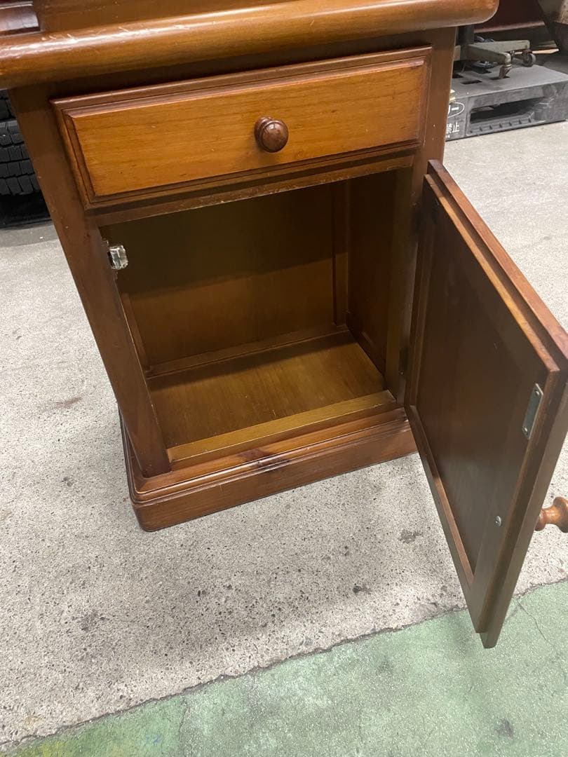 カントリー家具　アンティーク　木製ブラウンキャビネット