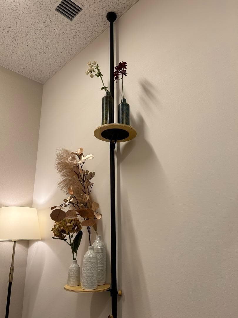 [美品/匿名配送]高さ調整可能なオシャレな黒の突っ張り棒 丸い木製の棚2個付