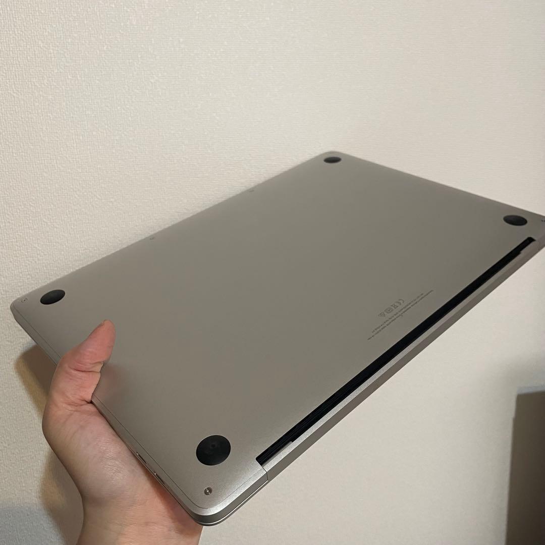 ＊MacBook Pro 13-inch, 2019,シルバー レザースリーブ付